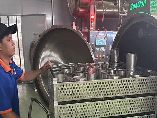 越南同奈省馬口鐵罐頭噴淋式高溫全自動殺菌鍋現(xiàn)場圖片展示  